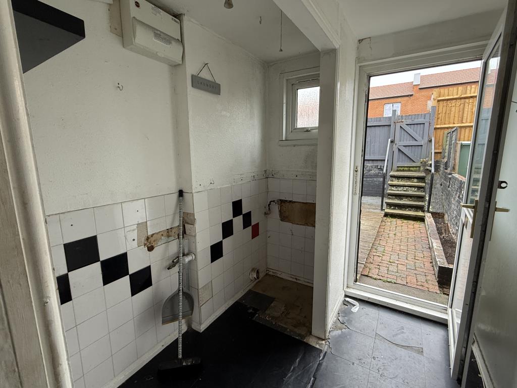 Lot: 65 - HOUSE IN NEED OF IMPROVEMENT - Rear Hall in House in Need of Improvement